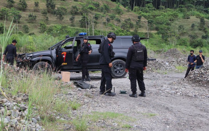 Tim Jihandak Brimob Polda Jatim saat proses peledakan 26 Granat Aktif Temuan Warga,  di Kali Bladak Aliran Lahar Gunung Kelud, Kecamatan Nglegok, Kabupaten Blitar, Sabtu (12/11/2022) kemarin.