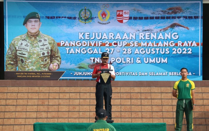 Irdivif 2 Kostrad saat Buka Jalannya Kejuaraan Renang Pangdivif 2 Kostrad Cup se-Malang Raya