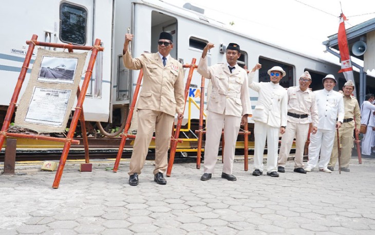 Jajaran Daop 4 Semarang saat melakukan napak tilas perjalanan 155 tahun kereta api Indonesia.