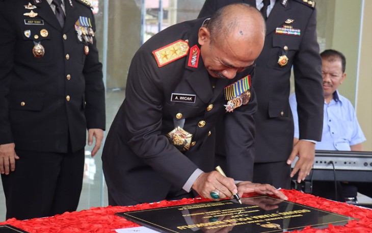 Kapolda Bengkulu Irjen Pol Drs Agung Wicaksono, M.Si saat menandatangani prasasti peresmian Gedung Utama Mapolda Bengkulu, Kamis (10/11/2022).