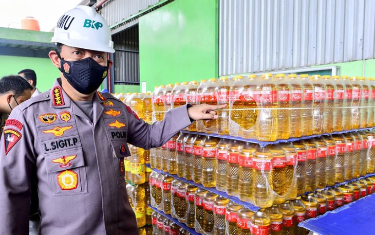 Kapolri Jenderal Listyo Sigit Prabowo saat meninjau langsung pabrik minyak goreng PT Mikie Oleo Nabati Industri Bekasi, Jawa Barat, Rabu (16/3/2022).