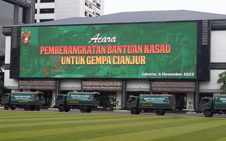 Pemberangkatan 10 Truk Angkut Bansos Lanjutan TNI AD ke Cianjur