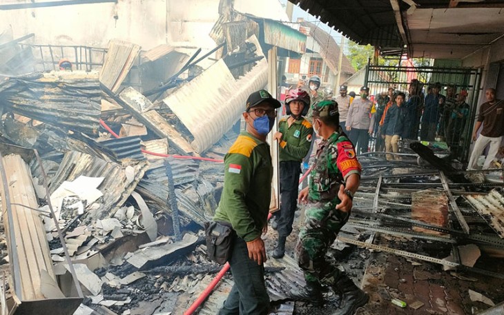 Puluhan Anggota Koramil Dagangan saat Bantu Padamkan Kebakaran di Pasar Dungus