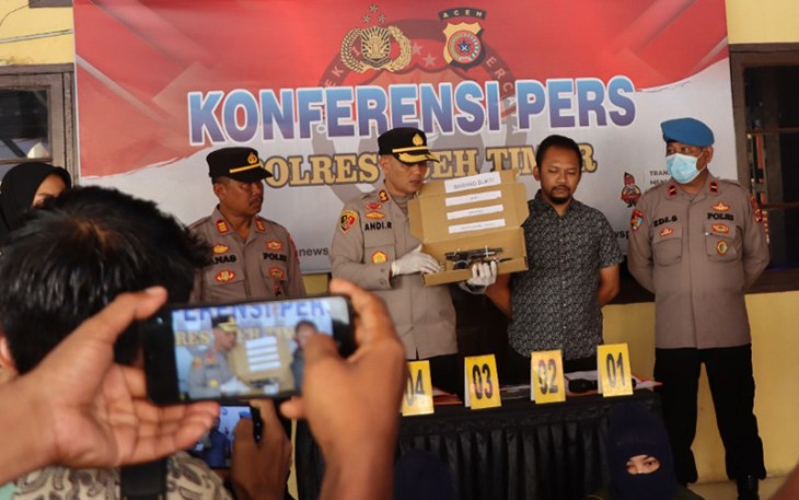 Kapolres Aceh Timur AKBP Andy Rahmansyah, S.I.K. saat memimpin konferensi pers di halaman Kantor Satreskrim Polres Aceh Timur, Jum’at, (19/08/2022) sore.