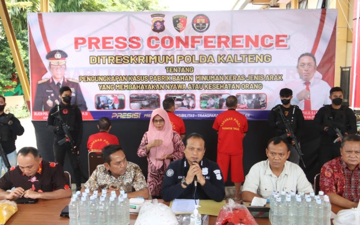 Kapolda Kalteng Irjen Pol Drs. Nanang Avianto, M.Si, melalui Kabidhumas Kombes Pol K.Eko Saputro, S.H., M.H, saat konferensi press di Kantor Ditreskrimum, Mapolda setempat, Jumat (9/9/2022) siang.