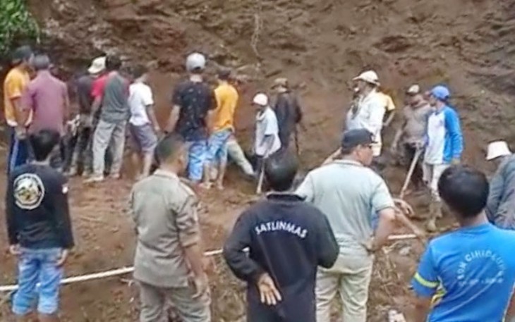 Aparat bersama warga saat proses pencarian korban.