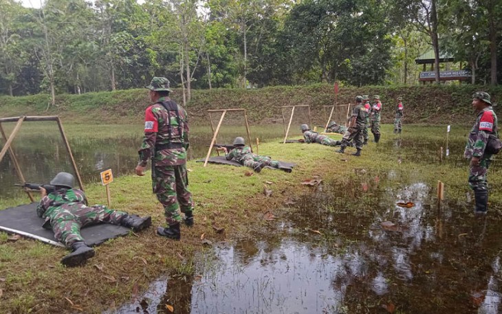 Kodim 0801/Pacitan saat Latihan Menembak 