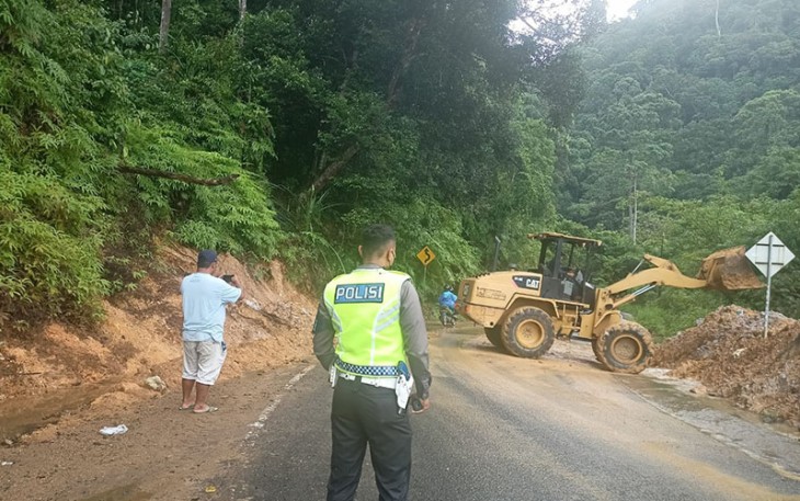 Polisi awasi pembersihan material longsor di jalan lintas Kepahiang-Bengkulu