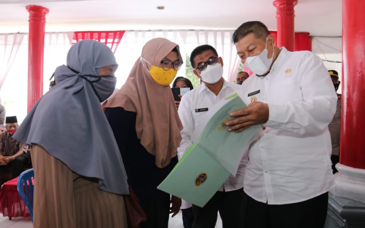 Wakil Bupati Malang, H. Didik Gatot Subroto, menghadiri penyerahan sertifikat tanah program Pendaftaran Tanah Sistematis Lengkap (PTSL) kepada 150 warga Desa Dalisodo