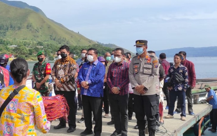 Bupati Samosir Vandiko Gultom disambut di Desa Sabulan Kecamatan Sitiotio Kabupaten Samosir.