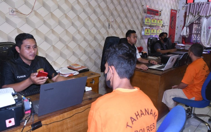 Tersangka saat diperiksa penyidik