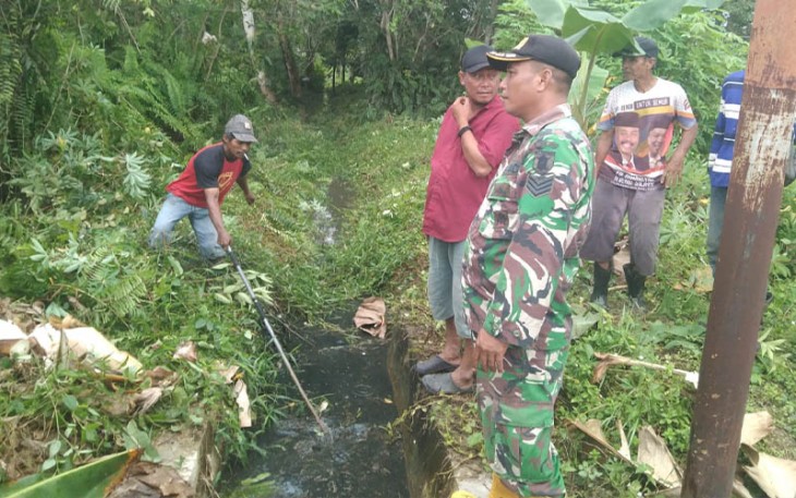 Babinsa Dondang saat Lakukan Komsos saat Gotong Royong bersama Warga