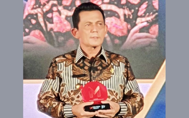 Gubernur Prov Kepri, H.Ansar Ahmad SE MM saat menerima piagam Penghargaan