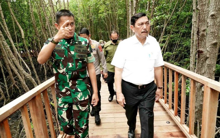 Pangdam IX/Udayana Mayjen TNI Sonny Aprianto, S.E., M.M., saat mendampingi Menko Marves RI Jenderal TNI (Purn) Luhut Binsar Pandjaitan, M.P.A., meninjau lokasi yang akan dikunjungi oleh para Delegasi KTT G20, pada Selasa (4/10/2022).