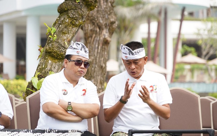 Pangdam IX/Udayana Mayjen TNI Sonny Aprianto, S.E., M.M., (kanan) saat turut menghadiri kegiatan Pelepasan Tukik dan Burung Merpati yang digelar di Kawasan Wisata Area Pantai Hotel Merusaka Kawasan ITDC Nusa Dua, Kabupaten Badung, Provinsi Bali, Rabu (12/10/2022).