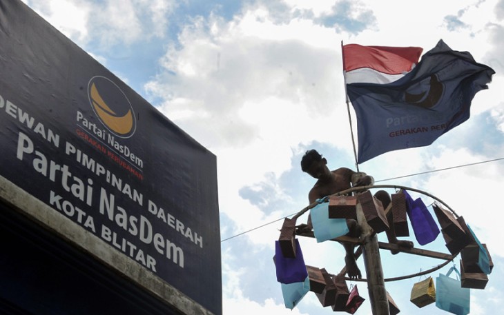 Warga Blitar saat Panjat Pinang ala Partai NasDem 