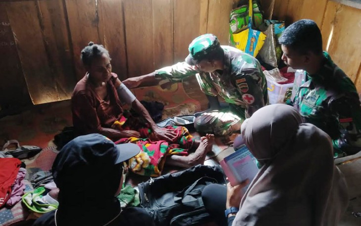 Satgas Yonif 126/KC saat obati warga yang Sakit Demam dan Pusing