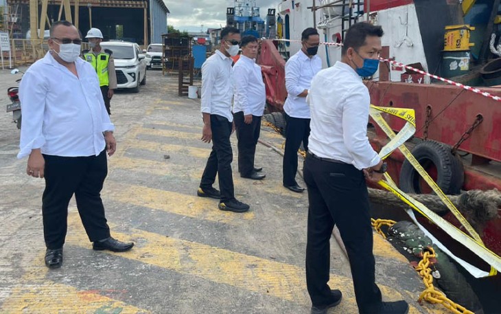 Petugas saat memasang garis polisi di area galangan kapal