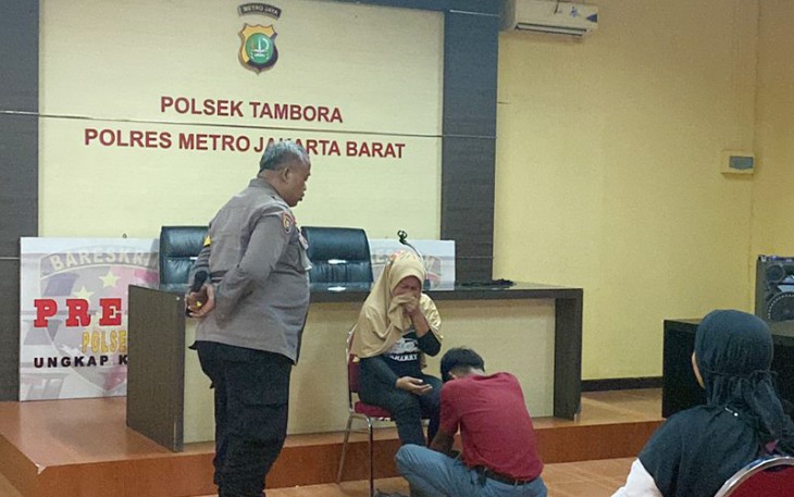 Pelajar saat Dihukum Sungkem dan Cuci Kaki Orang Tua
