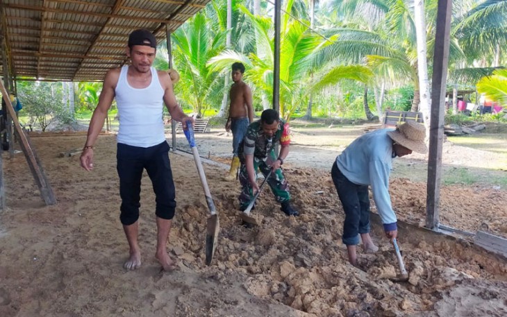 Babinsa Tanjung Tengah Bantu saat Bangun Rumah Warga