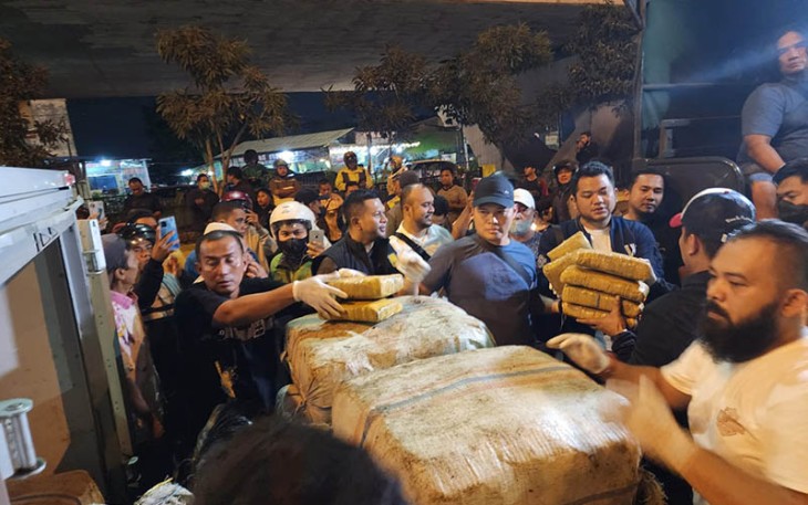 Kehebohan pengendara pasca pengungkapan 1 ton lebih ganja di Jalan Letjen Jamin Ginting tepatnya lampu merah fly over Jamin Ginting, Simpang Pos, Kwala Bekala, Kecamatan Medan Johor, Senin (12/12/2022) malam sekitar pukul 19.00 WIB.
