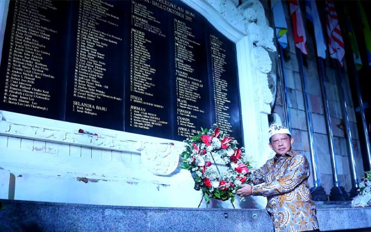 Mendagri Muhammad Tito Karnavian saat meletakan karangan bunga mengenang para korban Bom Bali, Rabu (12/10/2022).