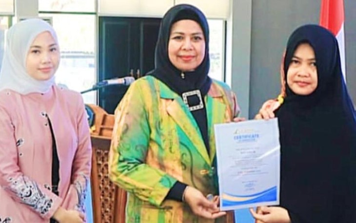 Ketua TP-PKK Bintan (kiri) 