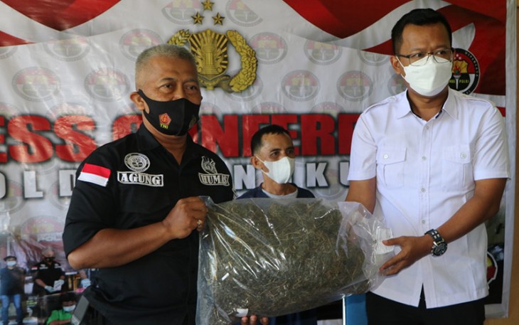 Kasubdit II Ditresnarkoba Polda Bengkulu AKBP. Nuswanto didampingi oleh Kasubdit Penmas Bidhumas Polda Bengkulu AKBP Agung Darmanto saat conferensi pers tersangka dan barang bukti, Kamis (24/03/2022).