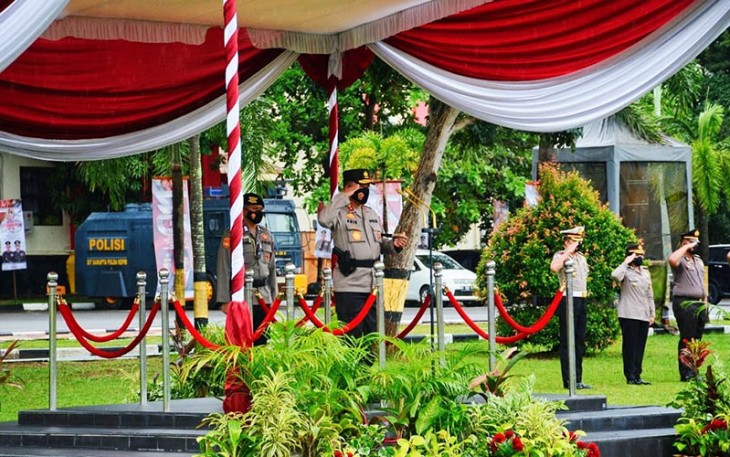 Kapolda Kepri saat Pimpin Upacara Kenaikan Pangkat 337 Personel Polda dan Polres Jajaran