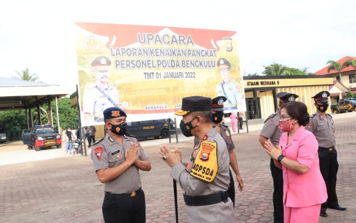 Kapolda Bengkulu Irjen Pol Drs Agung Wicaksono, M.Si memberi selamat secara langsung usai jadi Irup