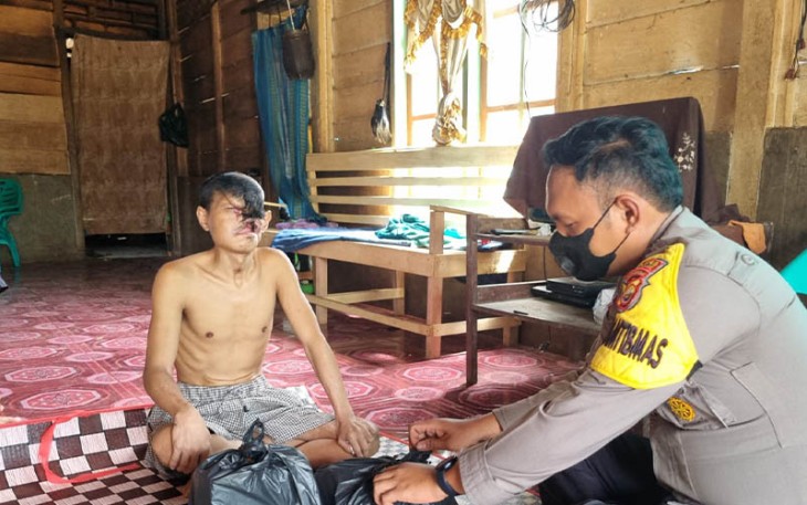 Briptu Harry Purba mendatangi langsung rumah Hendri Dunan di Sungai Lintang dan memberikan bantuan berupa sembako.