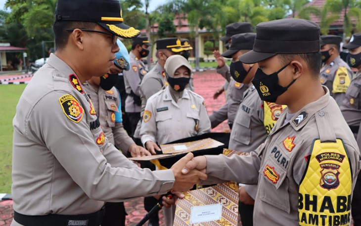 Bhabinkamtibmas Polres Mukomuko saat diberi Penghargaan oleh Kapolres