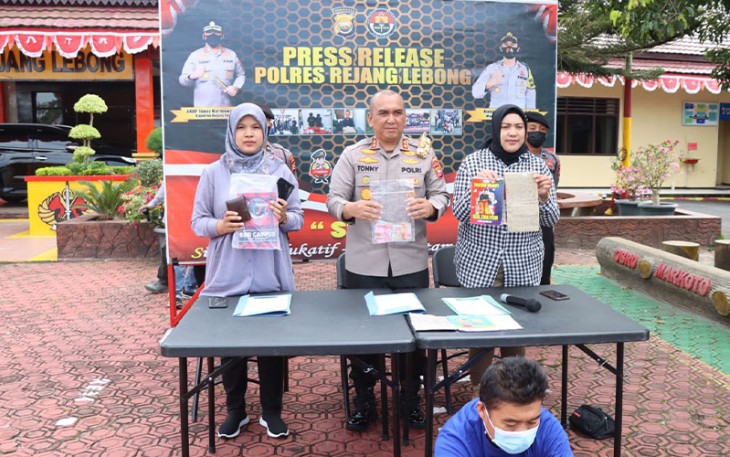 Kapolres RL AKBP Tonny Kurniawan, S.Ik., saat ekspose tersangka dan barang bukti, Selasa (23/08/22)