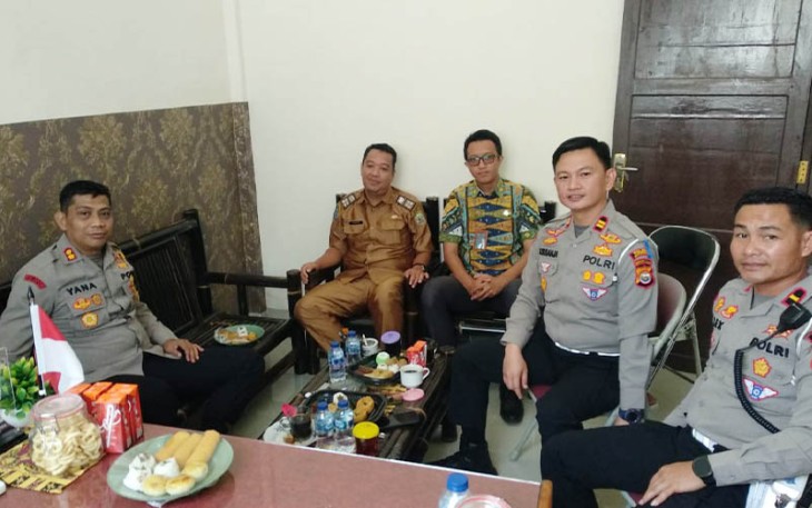 Kapolres Kepahiang AKBP Yana Supriatna, S.IK, M.Si., didampingi Kasatlantas Polres Kepahiang Iptu Bole Susanja, M.Si serta Kanit Regident Lantas Ipda Alex, S.Sos saat bersilaturahmi menjalin komunikasi ke UPTD Samsat Kepahiang, Selasa pagi (4/10/2022).