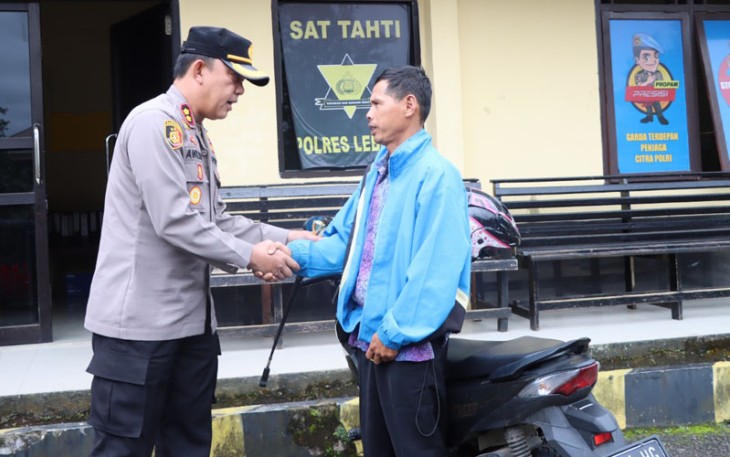 Kapolres Lebong AKBP. Awilzan, SIk, Sabtu siang (18/11/2022) saat menyerahkan motor ke pemilik di Mako Polres Lebong.