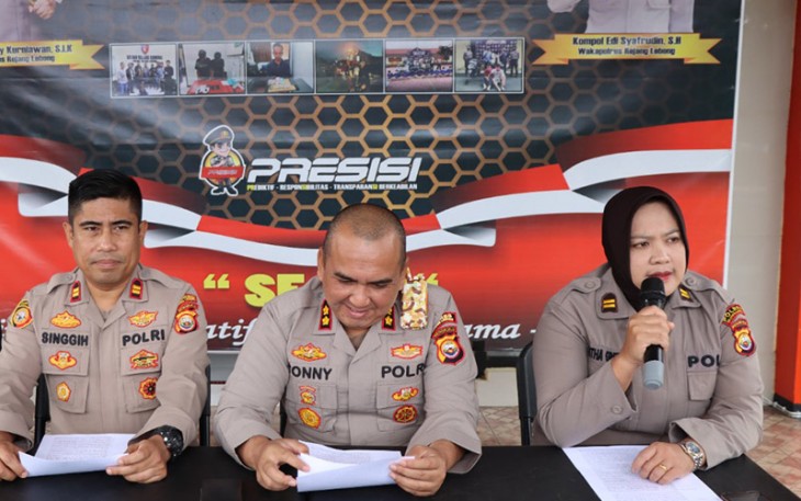 Kapolres RL AKBP H. Tonny Kurniawan, S.IK., Kapolsek Curup IPTU Singgih Wirastho, Kasi Humas Polres Rejang Lebong IPTU Bertha saat konferensi pers