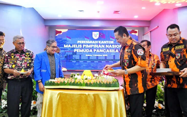 Potong tumpeng peresmian kantor MPN Pemuda Pancasila