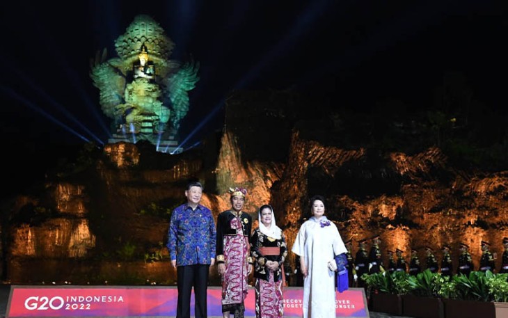 Suasana terlihat hangat. Presiden Jokowi terlihat foto bersama dengan Presiden China Xi Jin Ping.