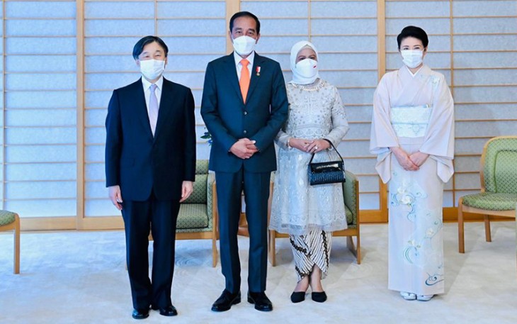 Presiden RI Ir H Joko Widodo bersama Ibu Negara saat bertamu ke kediaman Yang Mulia Kaisar Jepang Naruhito dan Permaisuri Masako, di Istana Kekaisaran Jepang, Tokyo, Rabu Sore. Foto: Joko Widodo @jokowi · 27 Jul   
