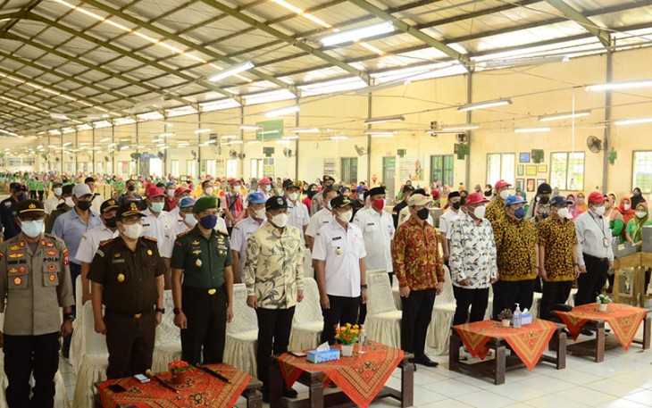 Dandim 0801/Pacitan Bersama Unsur Forkopimda saat Hadiri Penyerahan BLT DBCHT