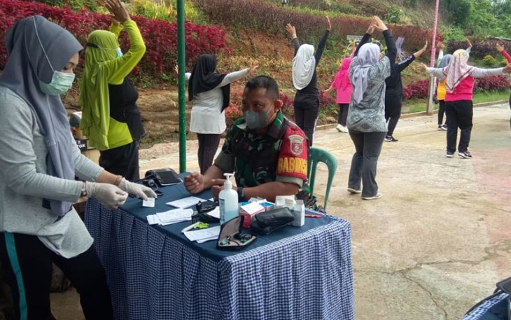 Babinsa Koramil Tenggarong saat Lakukan Pendampingan