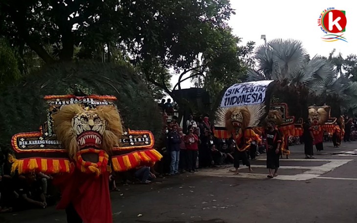 Aksi seniman Reog Ponorogo di halaman gedung DPRD Kabupaten Karanganyar.