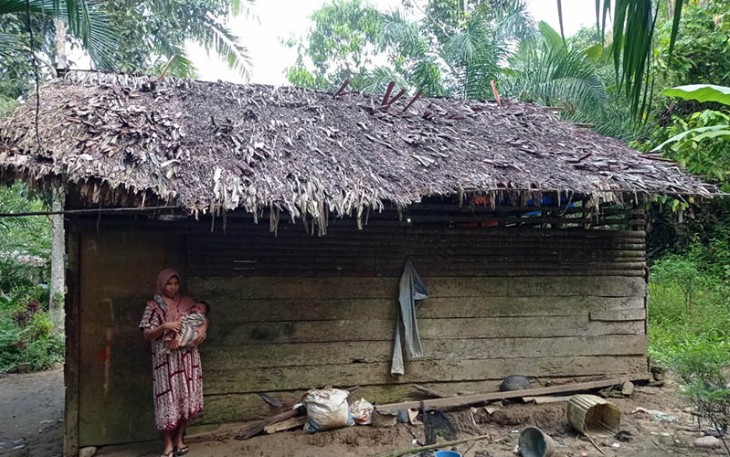 Irmawati saat menggedong bayinya 