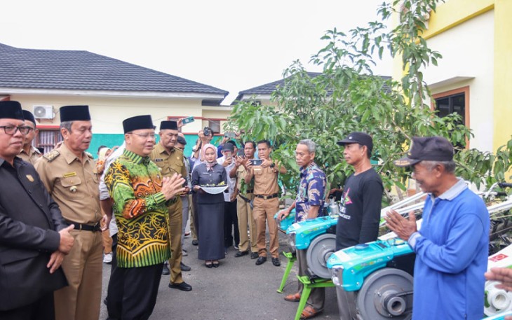 Gubernur Rohidin saat pimpin penyerahan Bantuan Alsintan kepada Kelompok Tani Kota Bengkulu dan Kabupaten Bengkulu Tengah, di Dinas Tanaman Pangan Hortikultura dan Perkebunan (TPHP) Provinsi Bengkulu, Selasa (27/09). 