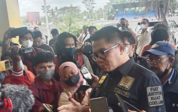 Anggota Komisi III DPR RI, Arteria Dahlan, saat diwawancara di stadion Kanjuruhan, Malang.