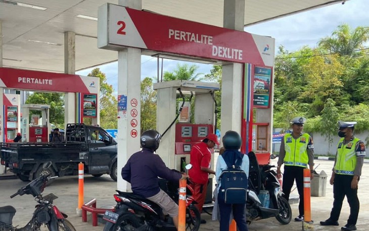Satlantas Polres Bengkulu Tengah saat Pantau Antrean BBM di SPBU