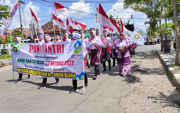 Ribuan santri keluarga besar Khozinatul Ulum Blora ikuti pawai dalam perayaan Hari Santri Nasional.