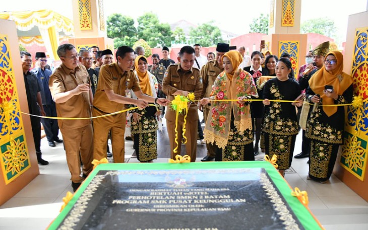 Gubernur Ansar saat Resmikan Bertuah Edotel di SMKN 2 Batam