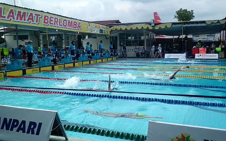 Sejumlah perenang saat bertanding dalam Kejuaraan Renang Antar Perkumpulan se-Indonesia Bupati Karanganyar Cup I 2022, di kolam renang Intan Pari Park, Tasikmadu, Kabupaten Karanganyar, Jawa Tengah. Jumat (18/11/2022).