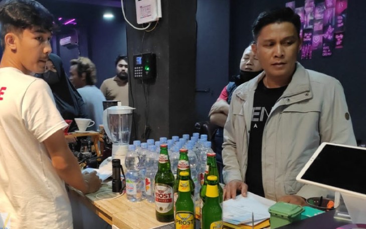Polisi saat razia salah satu tempat hiburan malam di Kota Bengkulu.